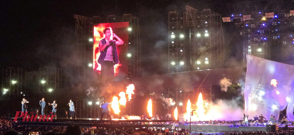 Tiết mục Thu hoài của Nhà Trẻ với sự góp ý dàn dựng sân khấu của Tiến Luật