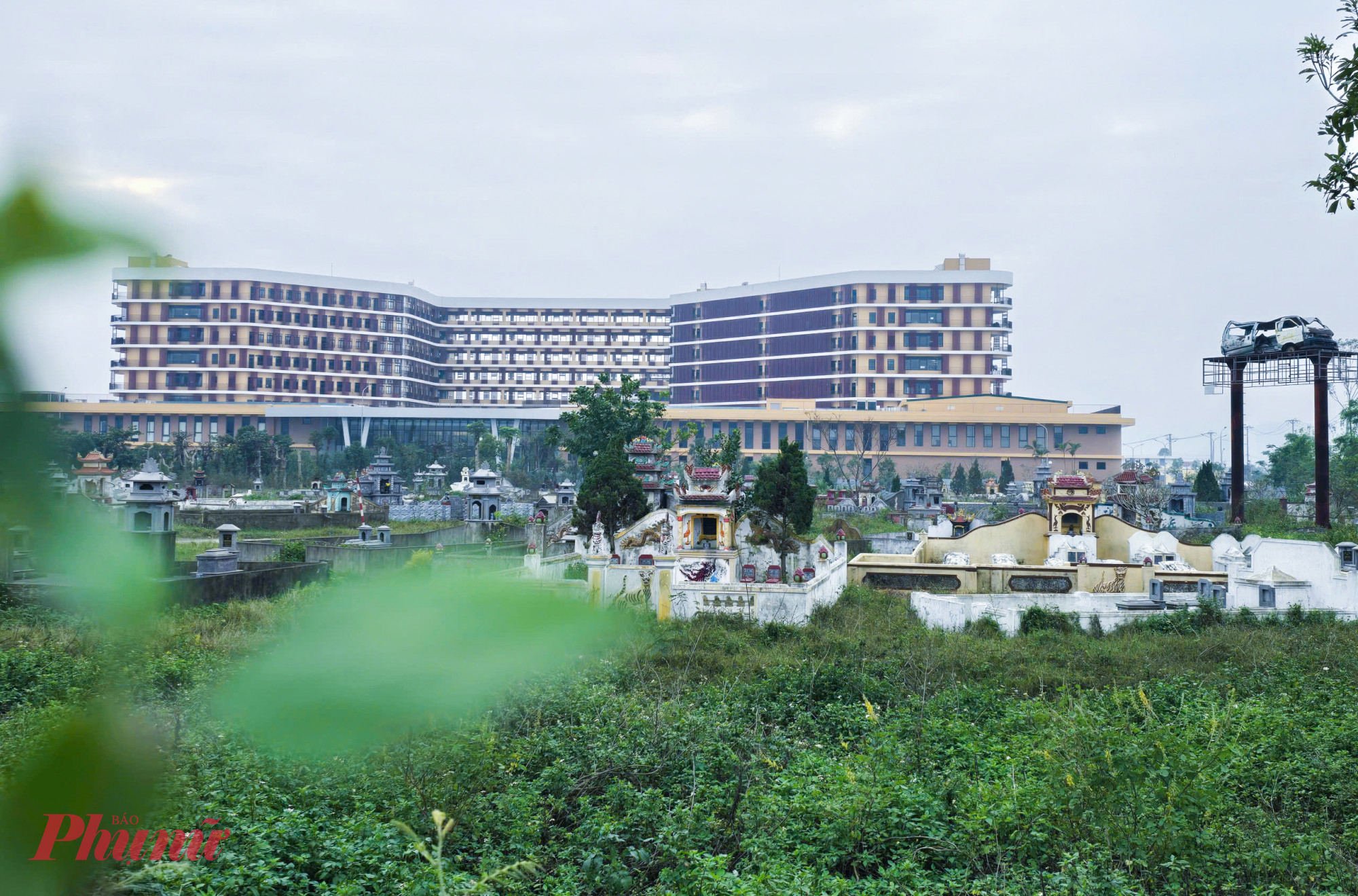 Hàng ngàn lăng mộ nằm san sát nhau, cỏ mọc um tùm ngay trước cổng bệnh viện