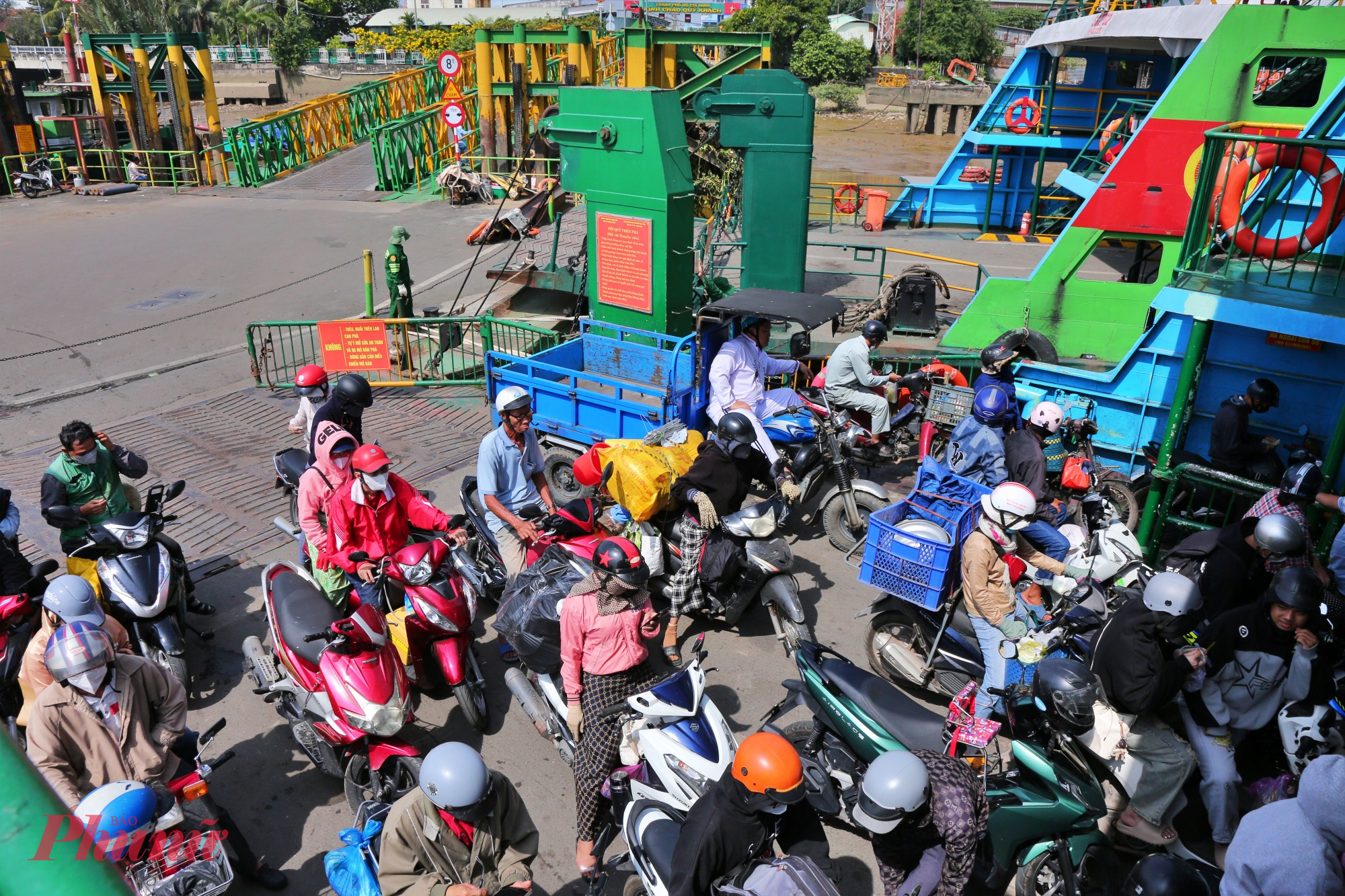 Mỗi sáng sớm, khi trời còn lất phất sương, bến phà Cát Lái đã ken đặc xe máy, ô tô, container nối đuôi nhau chờ qua sông. Tiếng máy nổ hòa lẫn tiếng còi giục giã, người đi làm thấp thỏm nhìn đồng hồ, chỉ mong chuyến phà sớm cập bến. “Có hôm tôi mất cả tiếng đồng hồ mới qua được phà, trễ giờ làm như cơm bữa”, anh Nguyễn Văn Hùng, công nhân làm việc tại Khu công nghiệp Nhơn Trạch (Đồng Nai), chia sẻ.