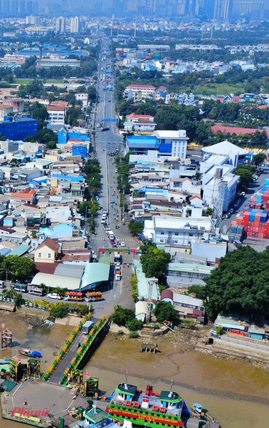 Song song với dự án cầu Cát Lái, TPHCM đang nghiên cứu tiền khả thi điều chỉnh dự án mở rộng đường Nguyễn Thị Định (đoạn từ nút giao Mỹ Thủy đến sông Đồng Nai), dài khoảng 1,6km. Dự kiến tuyến đường Nguyễn Thị Định sẽ được mở rộng lên 60m, đáp ứng 10-12 làn xe, bảo đảm đồng bộ với quy hoạch kết nối khi Cầu Cát Lái hình thành. Dự án dự kiến khởi công năm 2026 và hoàn thành năm 2027, tổng vốn gần 5.000 tỉ đồng.