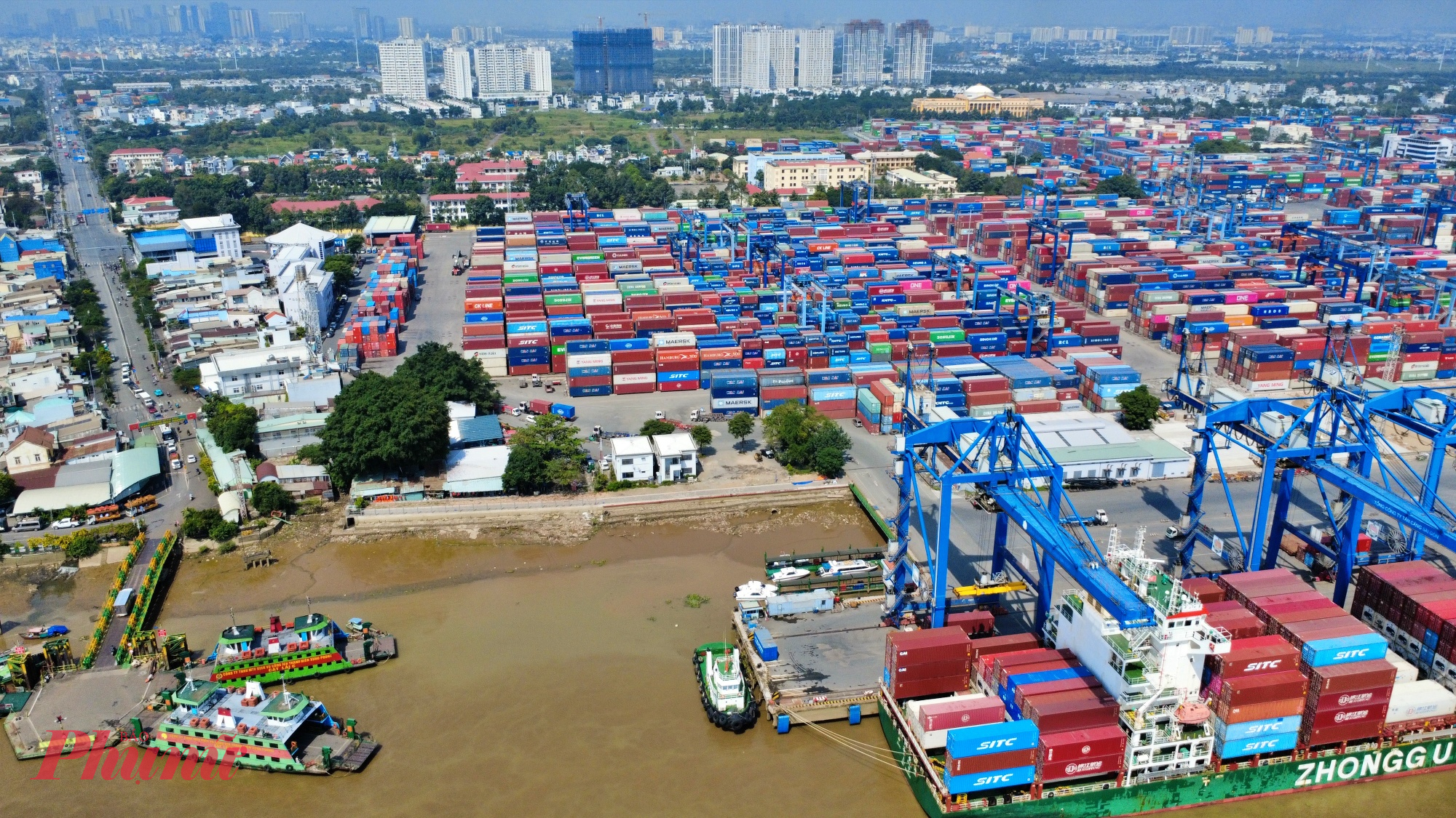 Kế bên phà Cát Lái là cảng Cát Lái - cảng container lớn và hiện đại nhất Việt Nam.