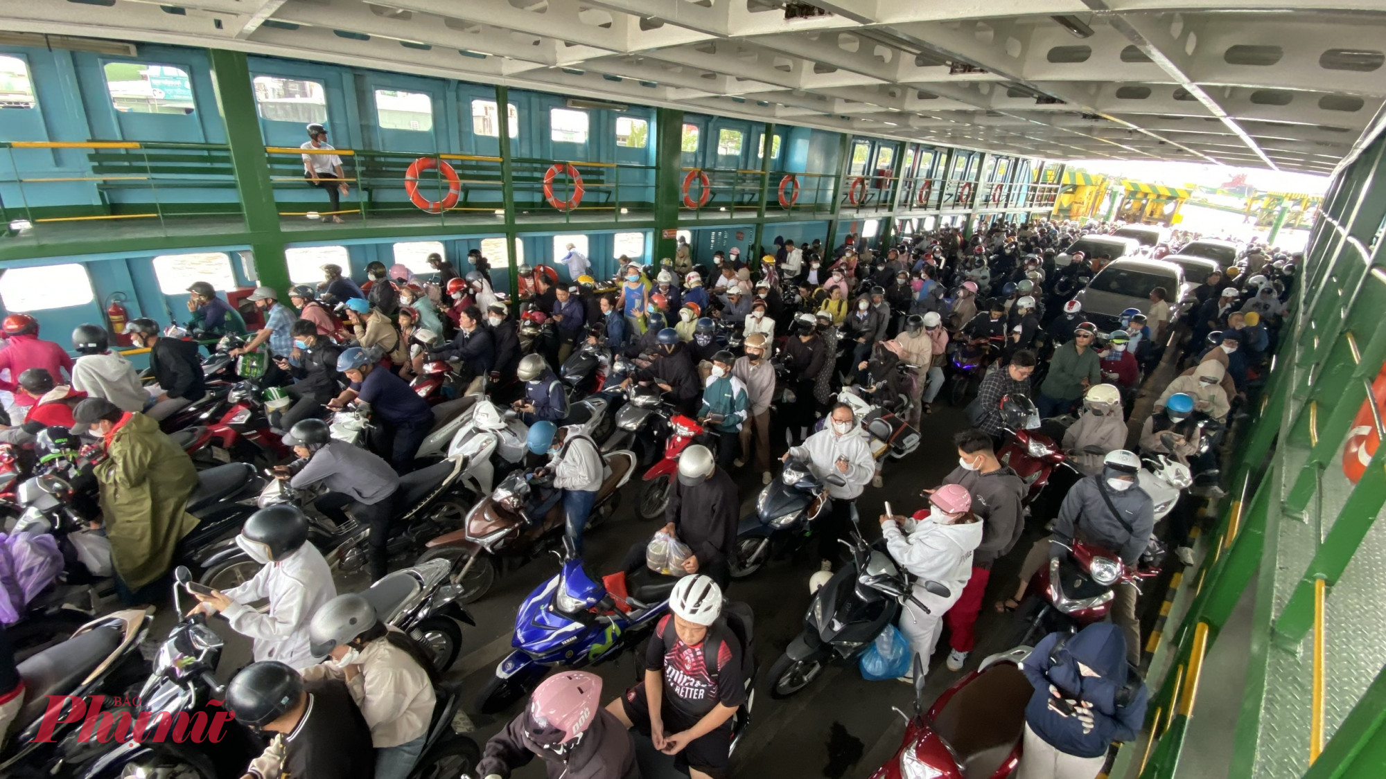 Với những người gắn bó nhiều năm cùng bến phà, thông tin xây cầu mang theo không ít kỳ vọng. Chị Lê Thị Mai, tiểu thương thường xuyên chở hàng từ TPHCM sang Đồng Nai, cho biết: “Ngày thường đã đông, cuối tuần hay giờ cao điểm thì kẹt cứng. Có lần phà tạm dừng vì sự cố, hàng hóa giao trễ, thiệt hại không nhỏ. Có cầu thì bà con đỡ khổ”.