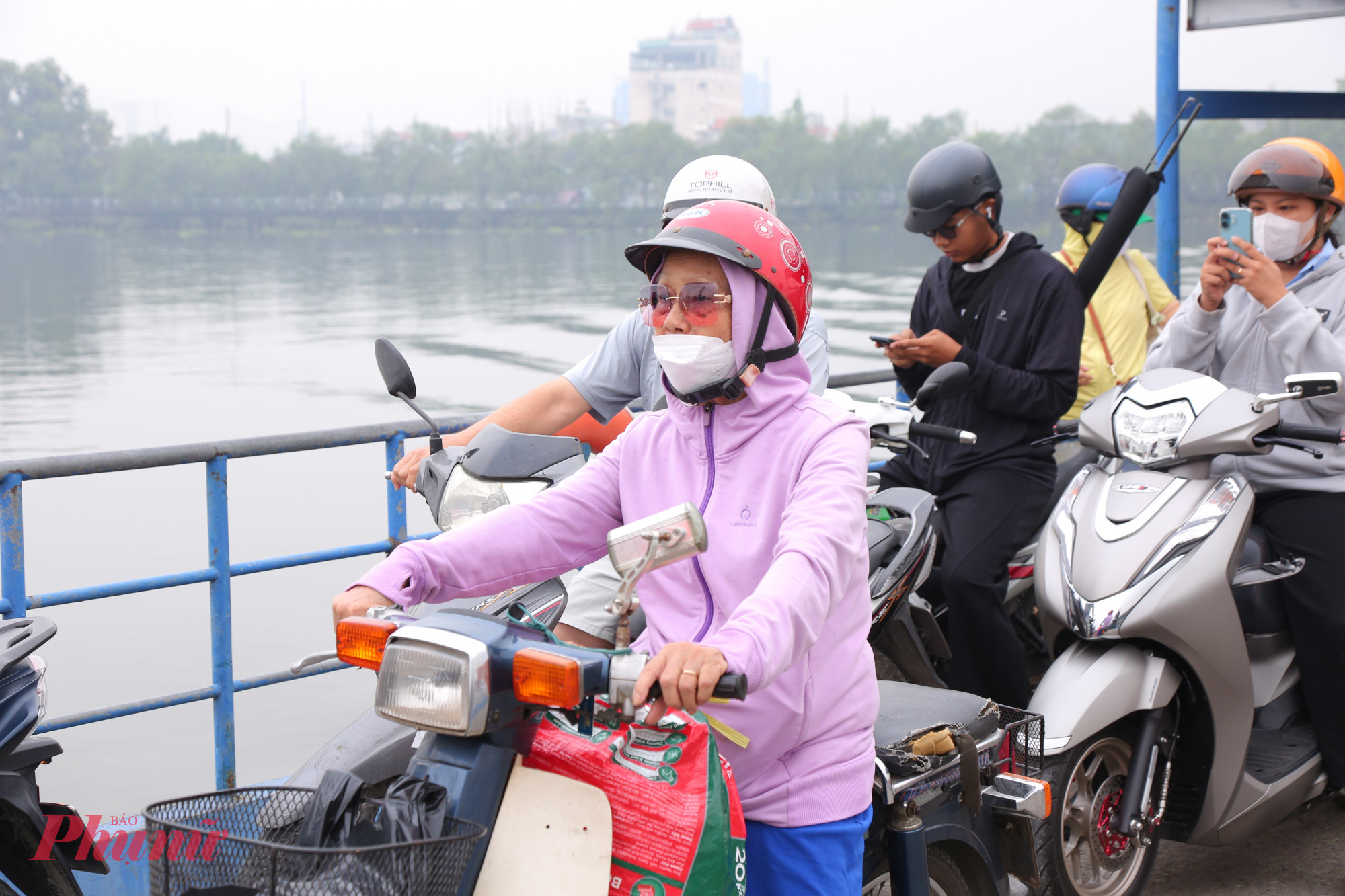 Bà Chuyên đi đò Bình Quới qua Thủ Đức.