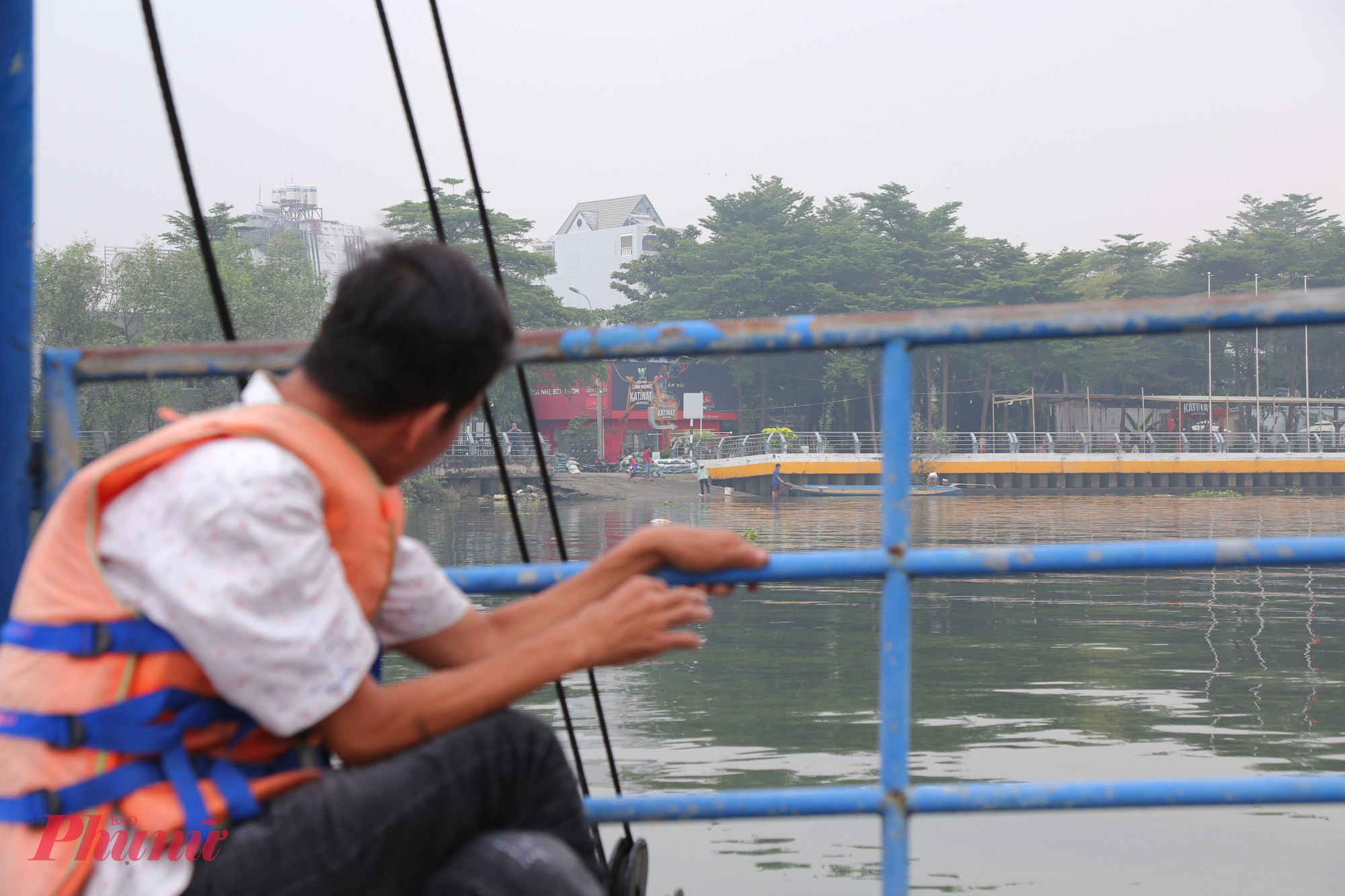 Nhân viên gác cổng phà được trang bị áo phao