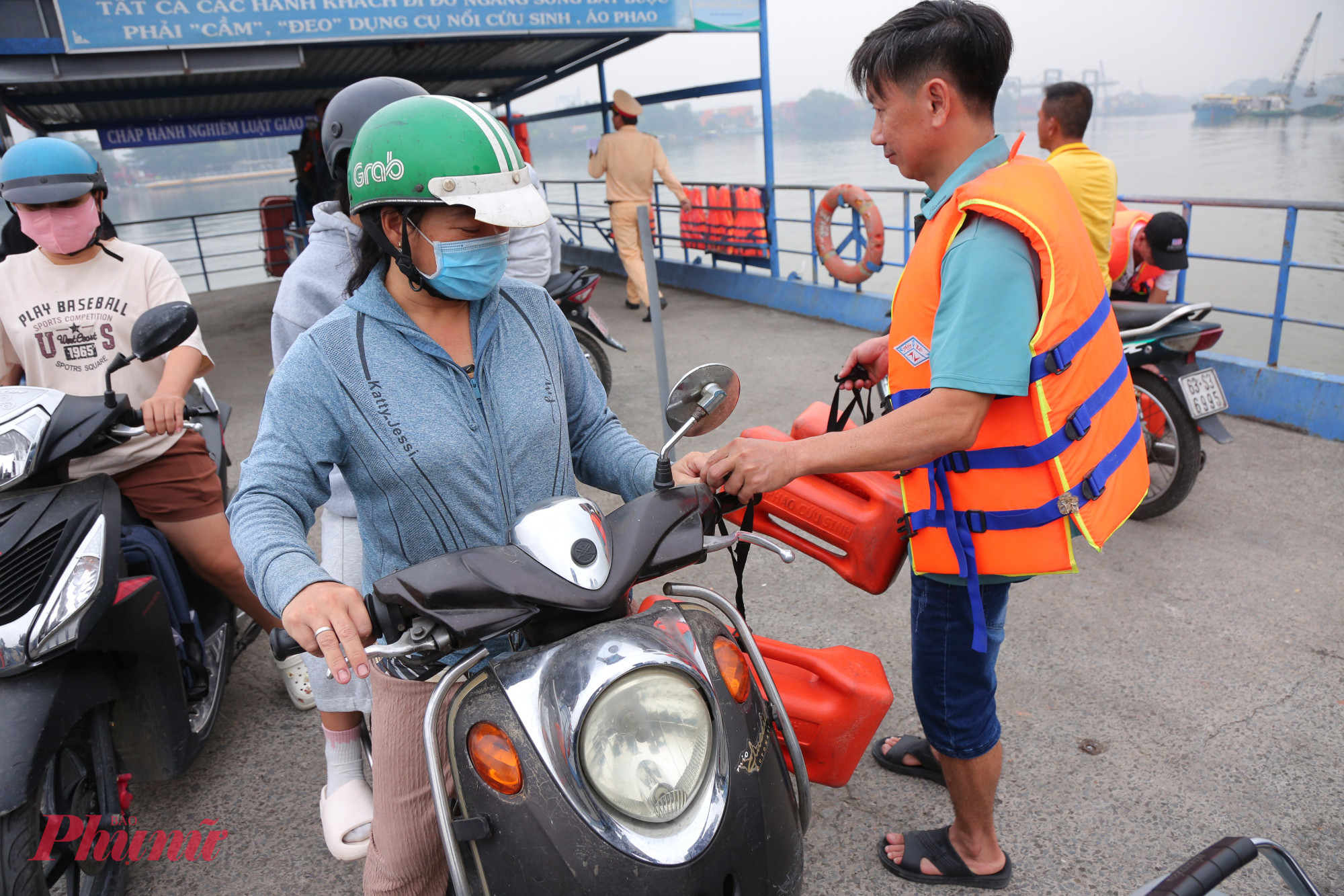 Mỗi khách đều được trang bị áo phao, pháo cứu sinh khi đi đò.