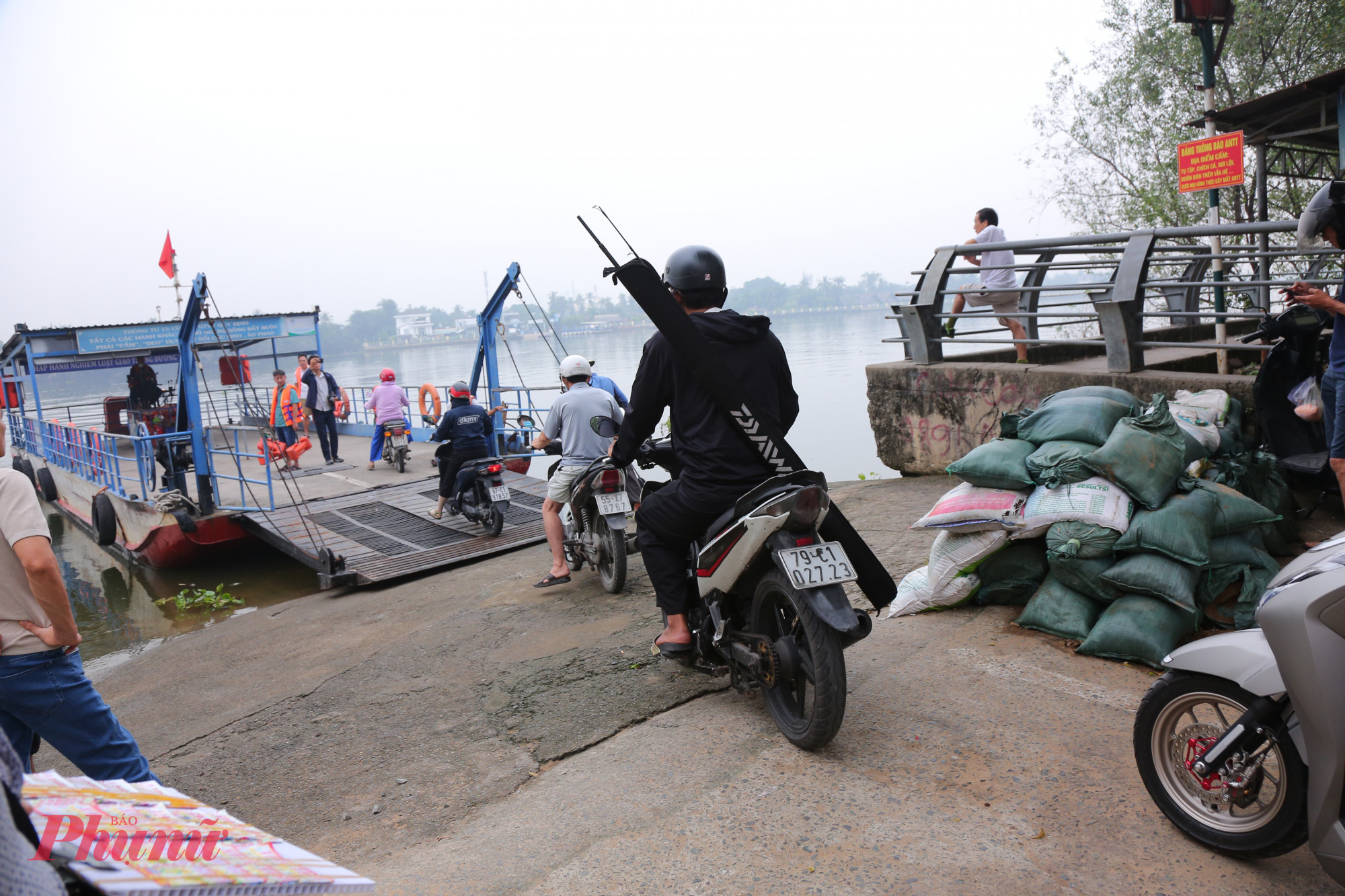 Khách đi đò từ bờ