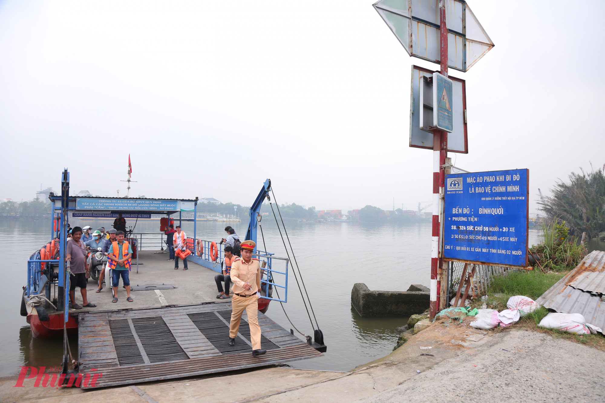 Cảnh sát đường thủy kiểm tra công tác đảm bảo an toàn của đò Bình Quới.