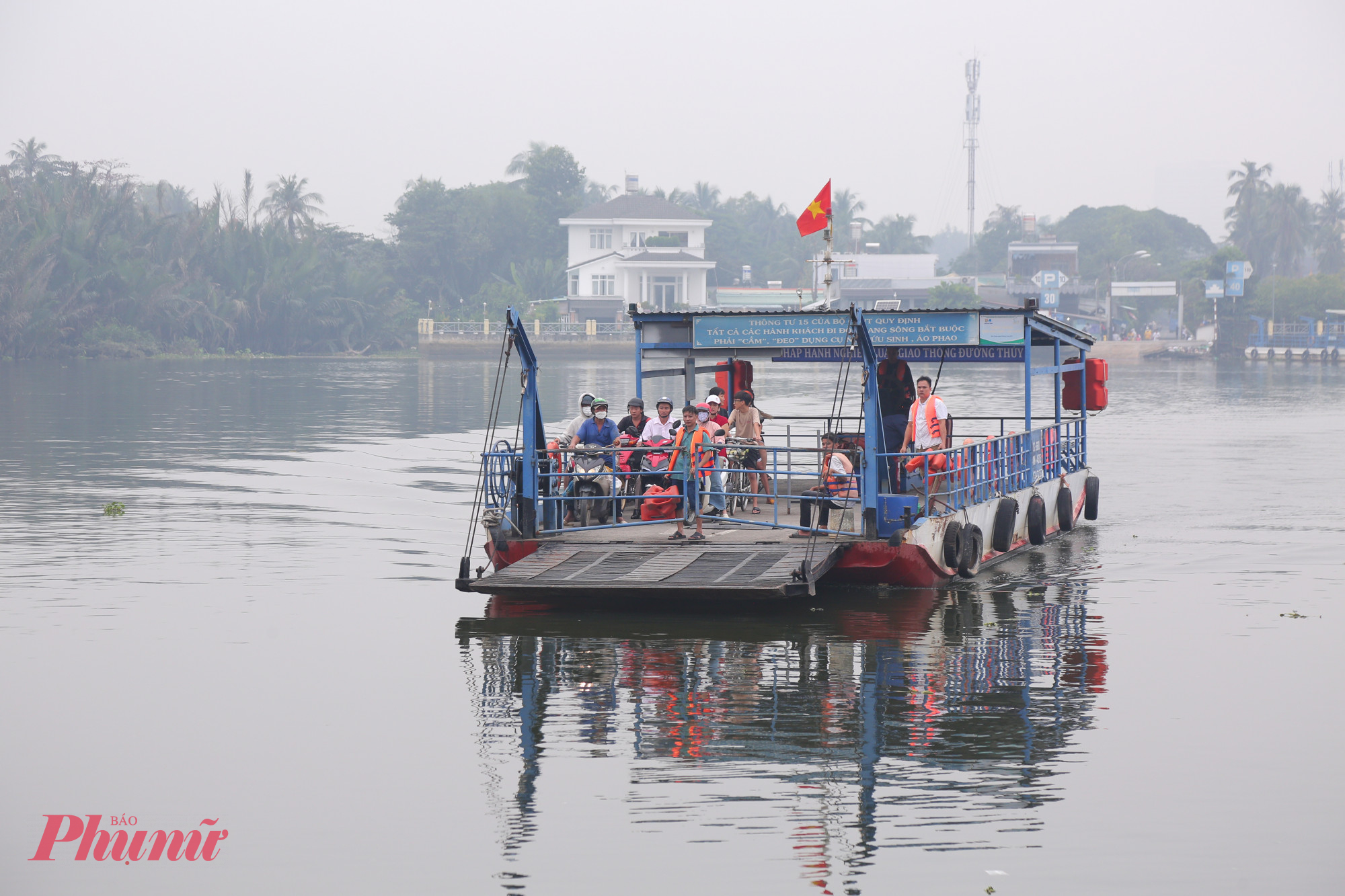 Đò Bình Quới đưa khách sang sông trong ngày đầu hoạt động trở lại.