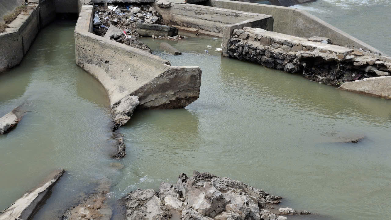 Nhiều công trình đầu mối khác bị sạt lở, hư hỏng nghiêm trọng- Ảnh: Mạnh Hoài Nam