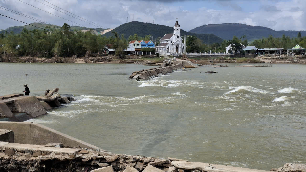 Lũ lụt “đâm thủng” bờ đập Tam Giang- Ảnh: Mạnh Hoài Nam