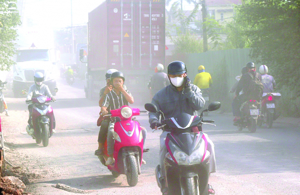 Làm sao để đô thị lớn không còn “mờ mờ nhân ảnh”? Bụi từ công trình thi công trên đường Nguyễn Xiển, phường Long Bình, TPHCM khiến người đi đường ngạt thở ẢNH: NGUYỄN VĂN