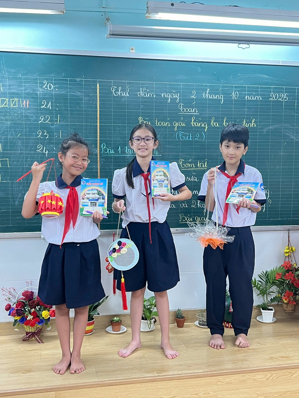 Lê Khả Di (giữa) tham gia các hoạt động chung cùng bè bạn, thầy cô tại trường - Ảnh: gia đình nhân vật cung cấp