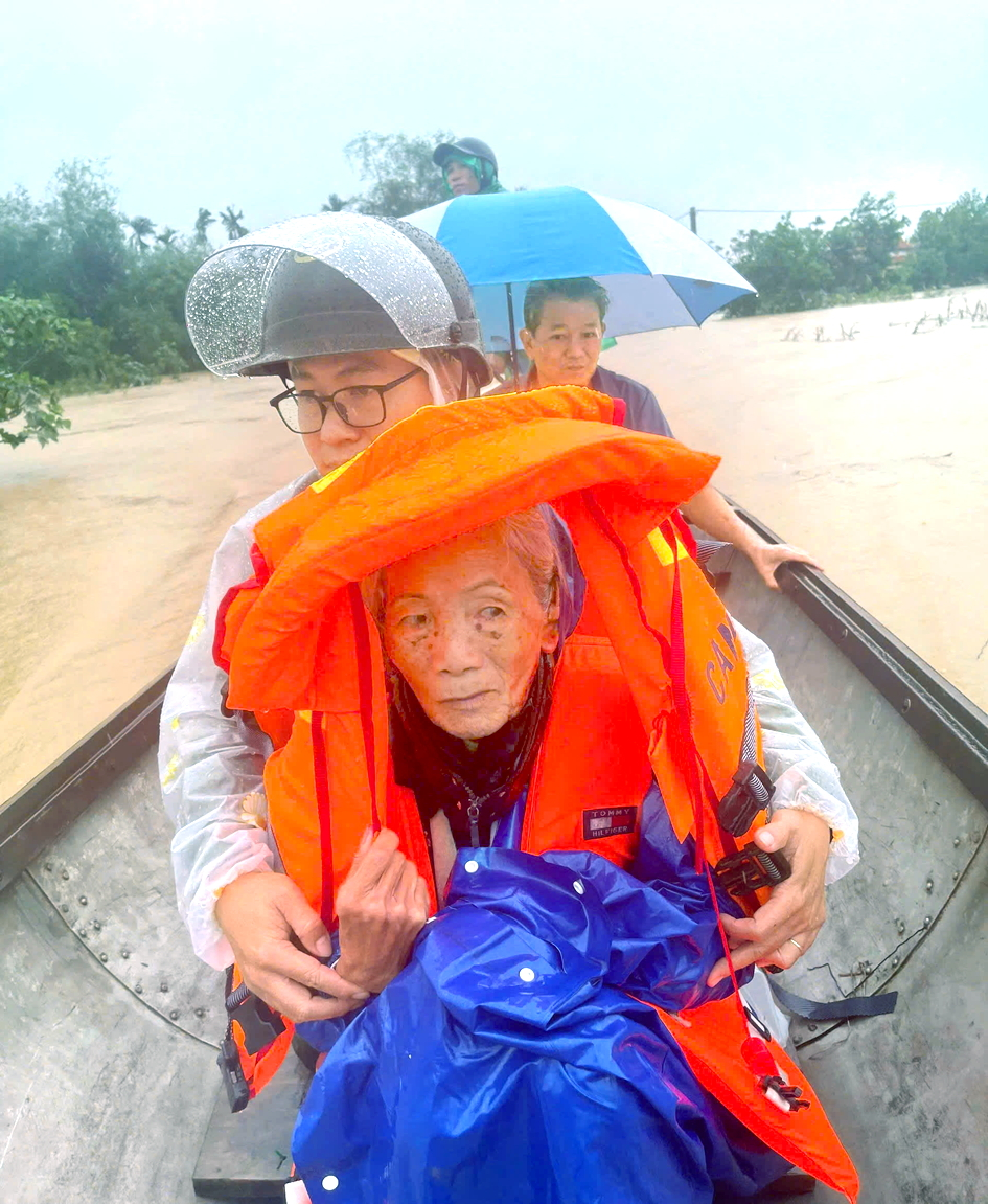 Nâng đỡ tâm lý cho người trải qua thảm họa: Thiên tai qua đi, nỗi bất an ở lại Phụ nữ, trẻ em, người già là những đối tượng dễ bị tổn thương khi thiên tai xảy đến - ẢNH: THUẬN HÓA