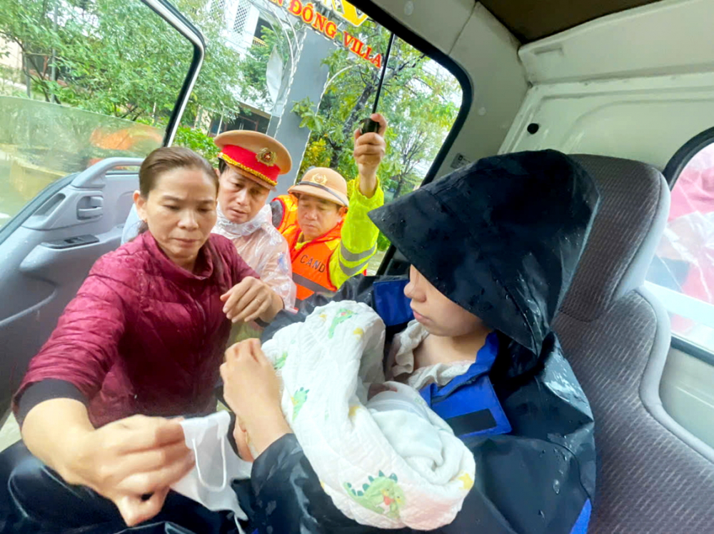 Nâng đỡ tâm lý cho người trải qua thảm họa: Thiên tai qua đi, nỗi bất an ở lại Gần gũi, quan tâm, chia sẻ giúp người trải qua thiên tai sớm ổn định tâm lý