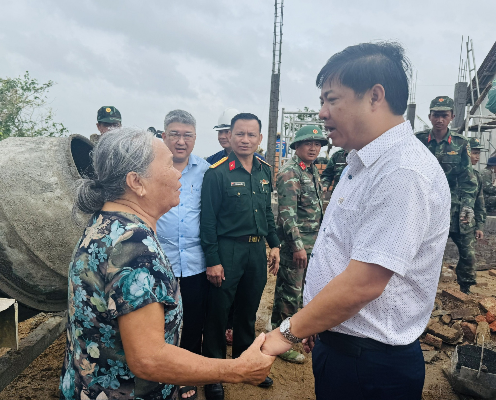 Bí thư Tỉnh ủy Lương Nguyễn Minh Triết cùng đoàn công tác đã đến thăm gia đình bị thiệt hại do lũ lụt - Ảnh: Thiên An