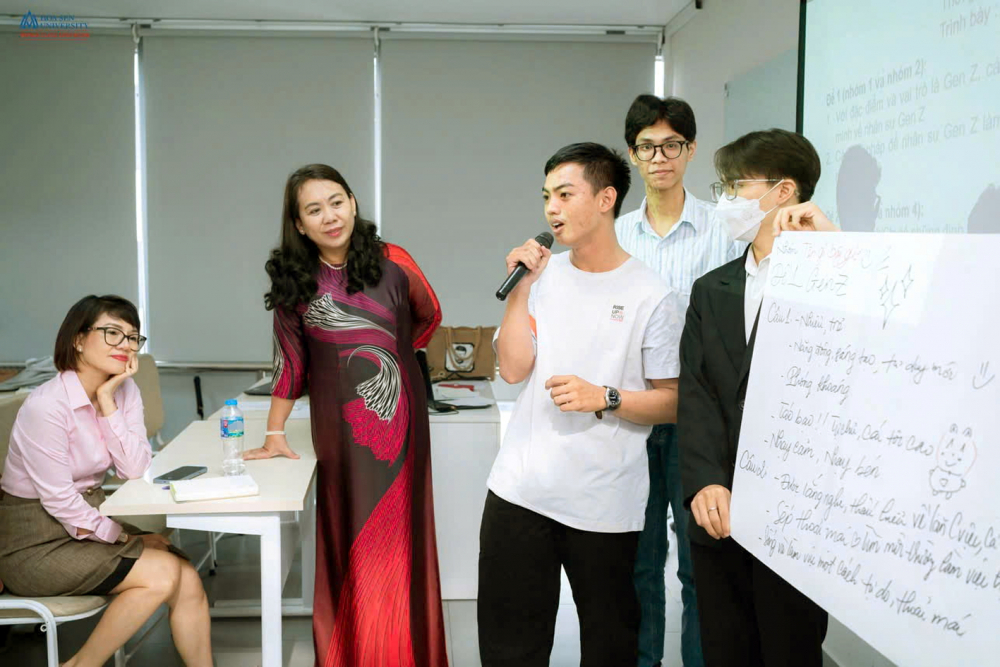 Triển khai thực hiện Nghị định 282/2025/NĐ-CP:Cần giúp người dân dám vận dụng pháp luật, thay vì chỉ nghe nói có luật Thạc sĩ Nguyễn Thị Tâm (thứ hai từ trái qua) giảng dạy trong một lớp học tâm lý - Ảnh do nhân vật cung cấp