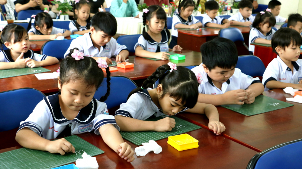 168 phường, xã, đặc khu ở TPHCM tuyển sinh đầu cấp như thế nào? Học sinh lớp Một Trường tiểu học Thuận Kiều (phường Đông Hưng Thuận) trong giờ học tiếng Việt