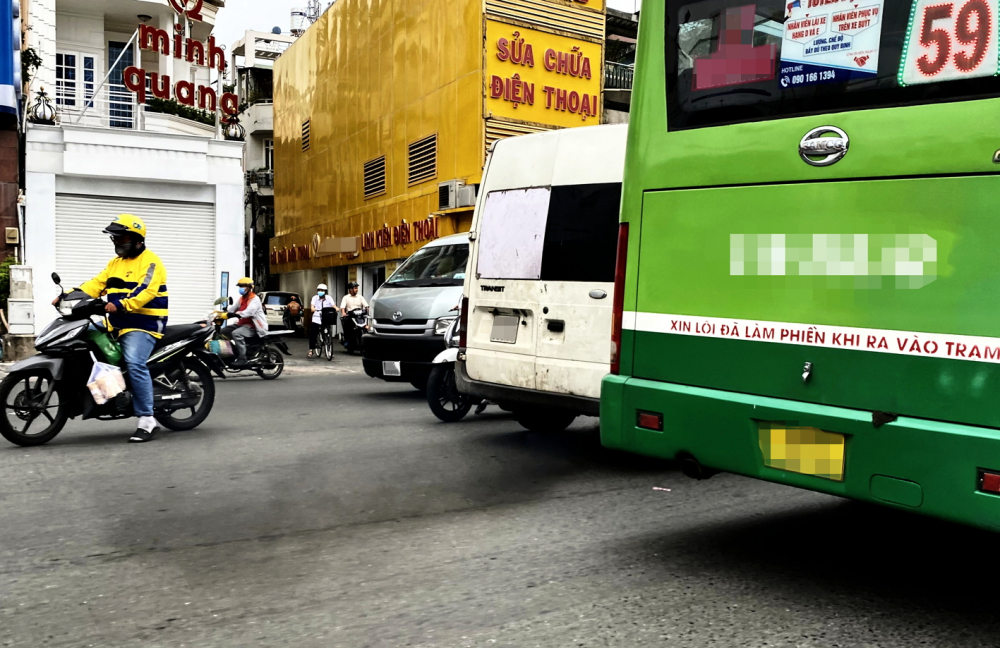 Làm sao để đô thị lớn không còn “mờ mờ nhân ảnh”? Ô tô cũ thải khói đen kịt trên đường Hoàng Văn Thụ, phường Tân Sơn Nhất, TPHCM - ẢNH: NGUYỄN VĂN