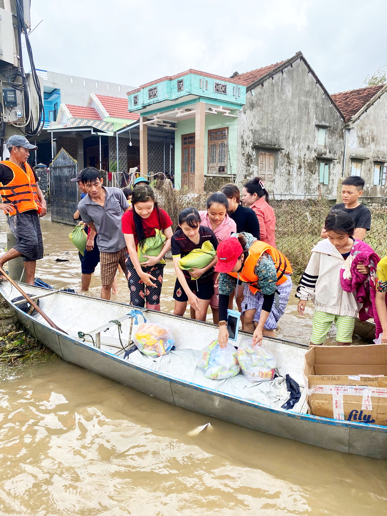 Chăm sóc sức khỏe tinh thần phải song hành phục hồi vật chất cho người dân vùng thiên tai - ẢNH: ĐÌNH THỊNH