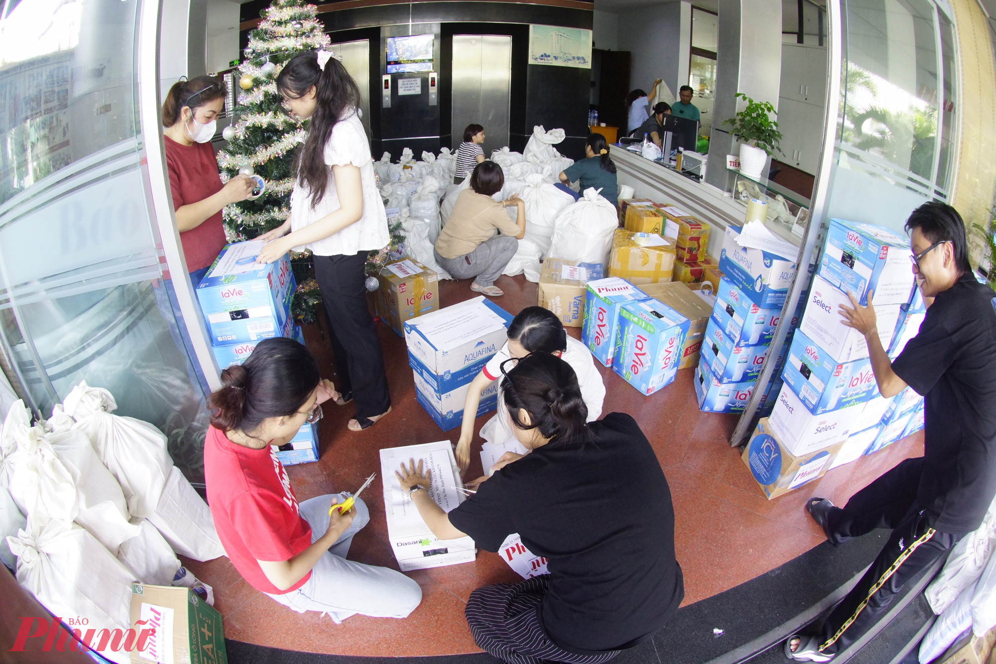 Các nhân viên Báo Phụ Nữ soạn đồ cứu trợ thiên tai để gửi đến đồng bào bị thiệt hại bởi bão lụt miền Trung 