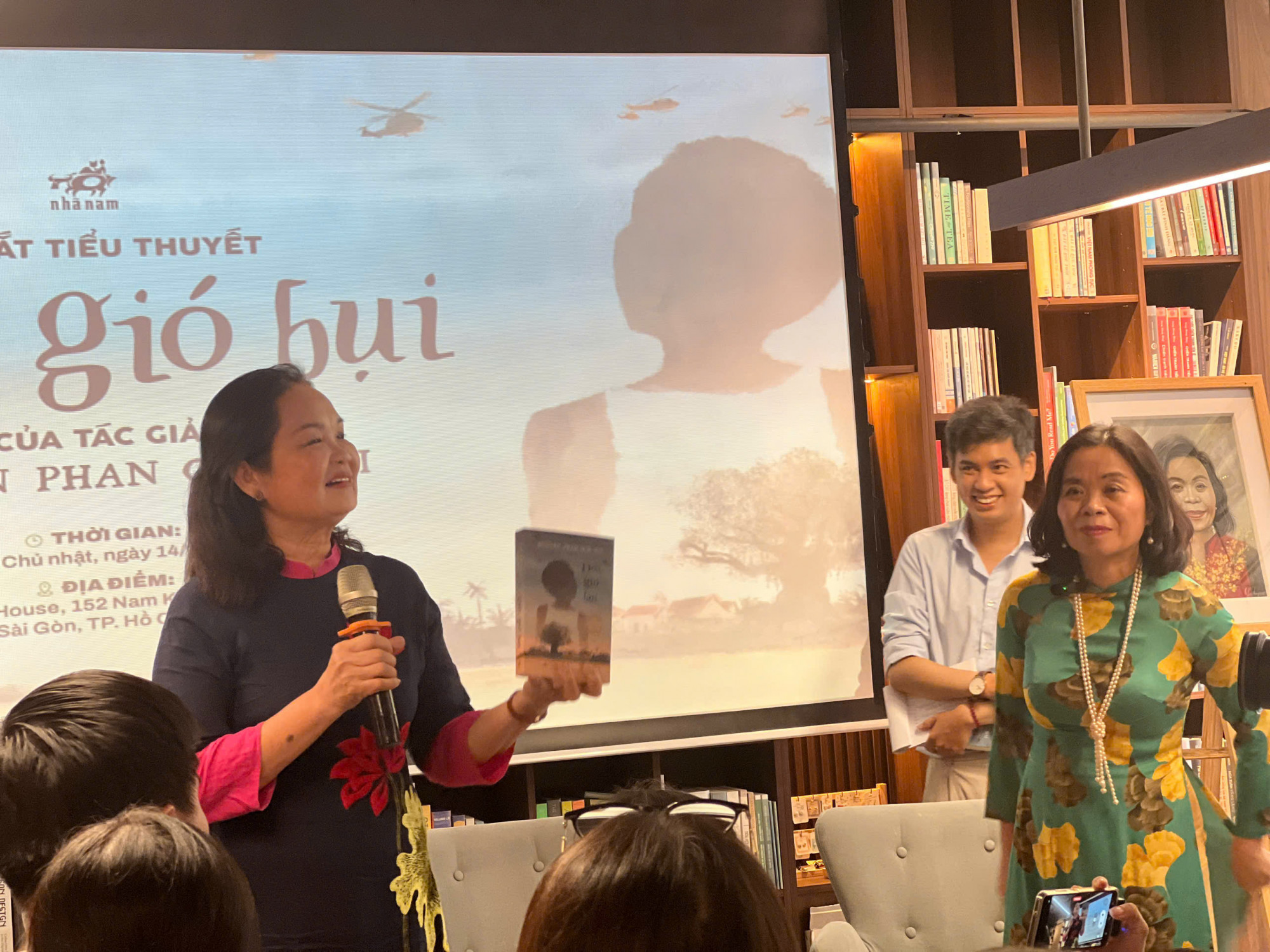 Nhà văn Bích Ngân - Chủ tịch Hội Nhà văn TPHCM (trái) dành nhiều lời khen cho tiểu thuyết Đời gió bụi