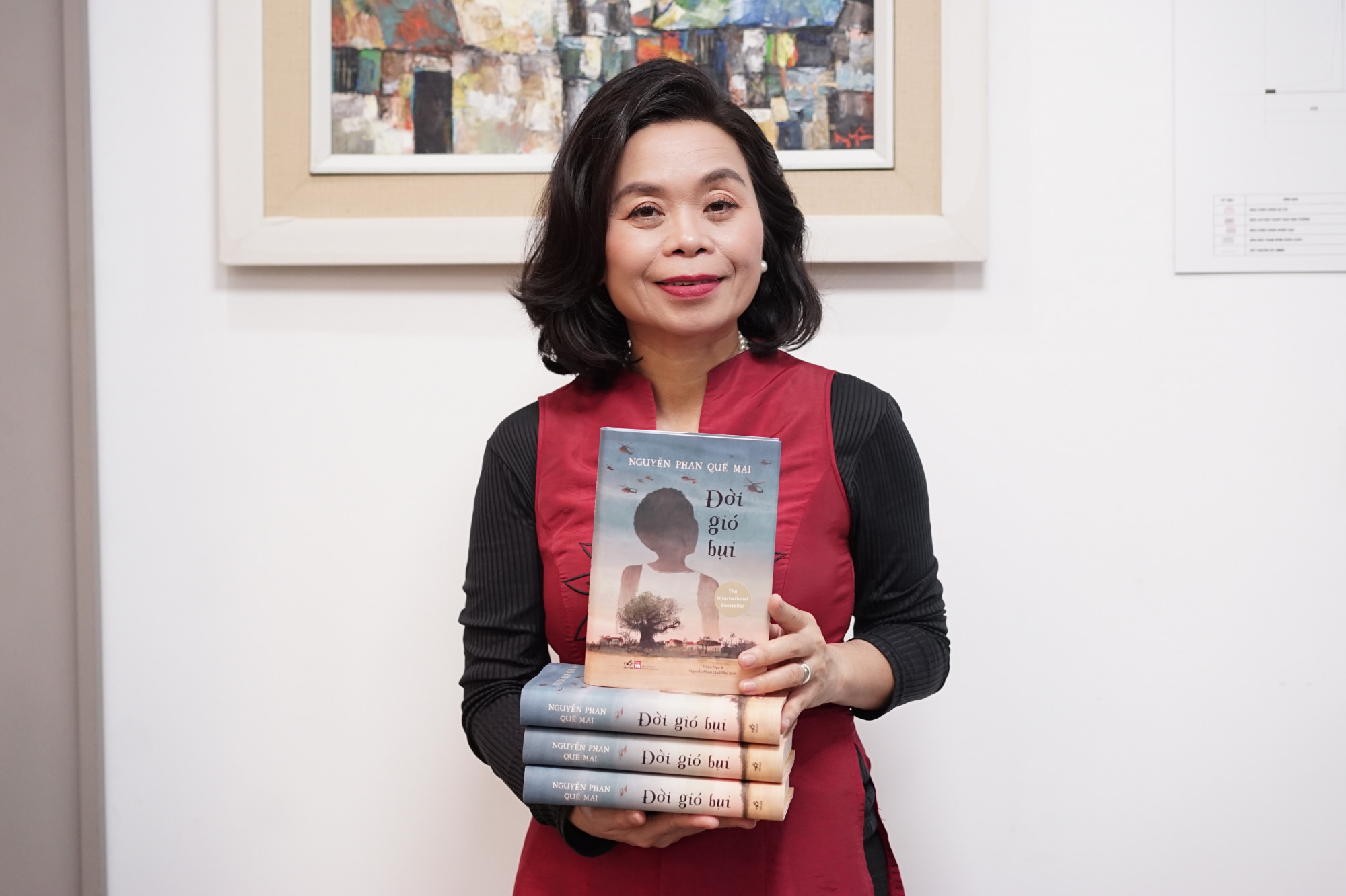 Nhà văn Nguyễn Phan Quế Mai và tác phẩm vừa phát hành - Ảnh: Nhã Nam