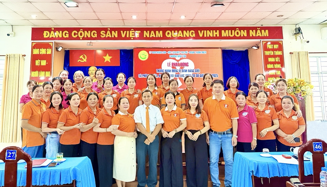 Tiến sĩ Nguyễn Hiệp Trí (áo trắng) trong một chương trình tuyên truyền về bình đẳng giới tại phường Bình Tân, TPHCM