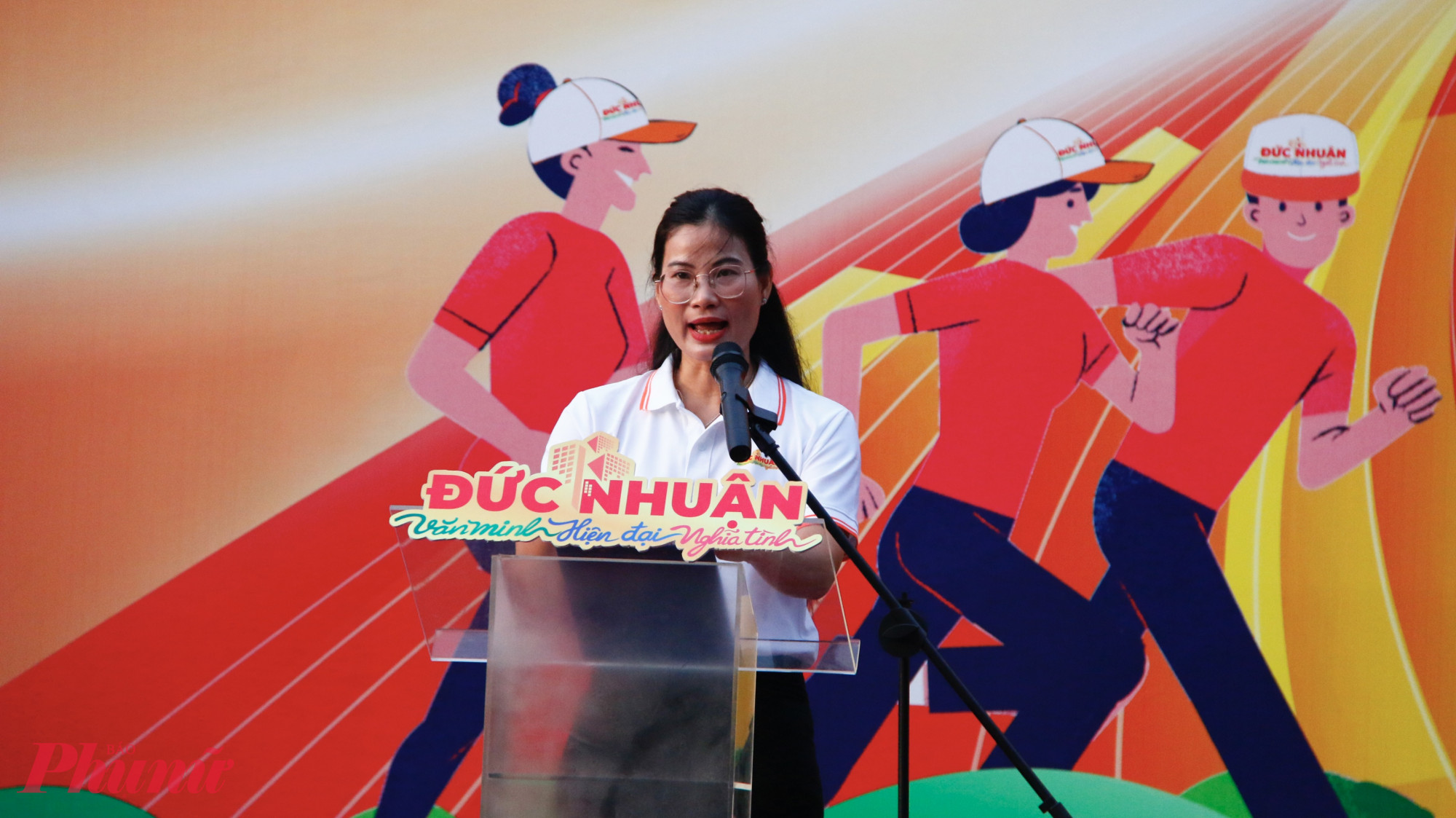 Bà Nguyễn Thị Thanh Thảo – Chủ tịch UBND phường Đức Nhuận cho biết, phường Đức Nhuận được thành lập trên cơ sở hợp nhất phường 4, 5 và 9 (quận Phú Nhuận trước đây). Trước thời điểm sáp nhập, phường đã hoàn thành mục tiêu không còn hộ nghèo theo chuẩn nghèo của TP giai đoạn 2021–2025. Hiện nay, qua rà soát, trên địa bàn phường còn 38 hộ cận nghèo với 168 nhân khẩu, cùng nhiều đối tượng yếu thế, gia đình có hoàn cảnh khó khăn cần được quan tâm, chăm lo. Hoạt động đi bộ đồng hành – chung tay vì cộng đồng hôm nay là chương trình  tiếp nối truyền thống Chương trình Đi bộ đồng hành vì người nghèo do quận Phú Nhuận tổ chức suốt 22 năm qua. Đây không chỉ là hoạt động thể thao rèn luyện sức khỏe, gắn kết cộng đồng mà còn chứa đựng giá trị nhân văn sâu sắc, thể hiện truyền thống tốt đẹp “lá lành đùm lá rách”, lan tỏa tình yêu thương, thể hiện sức mạnh của khối đại đoàn kết của dân tộc.  