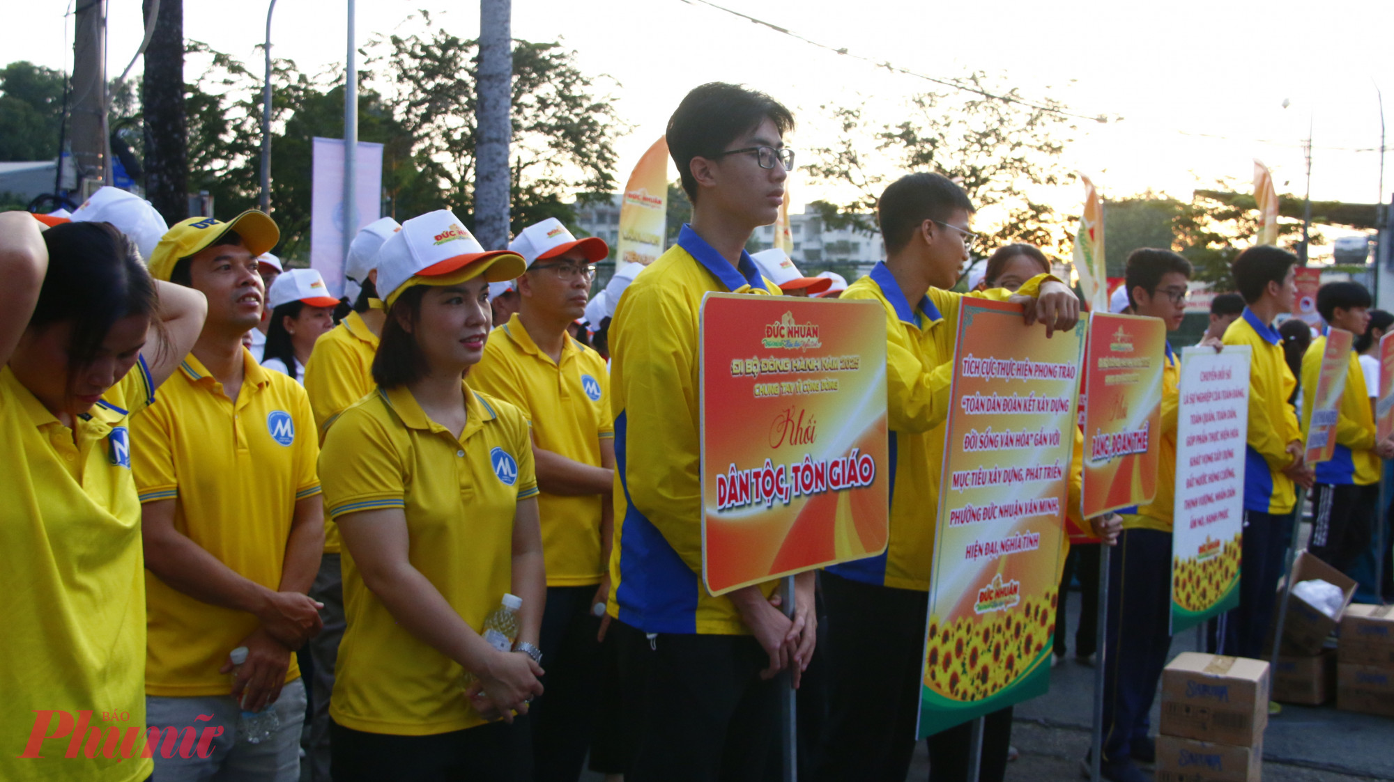 Đông đảo vận động viên có mặt từ sớm để tham gia chương trình