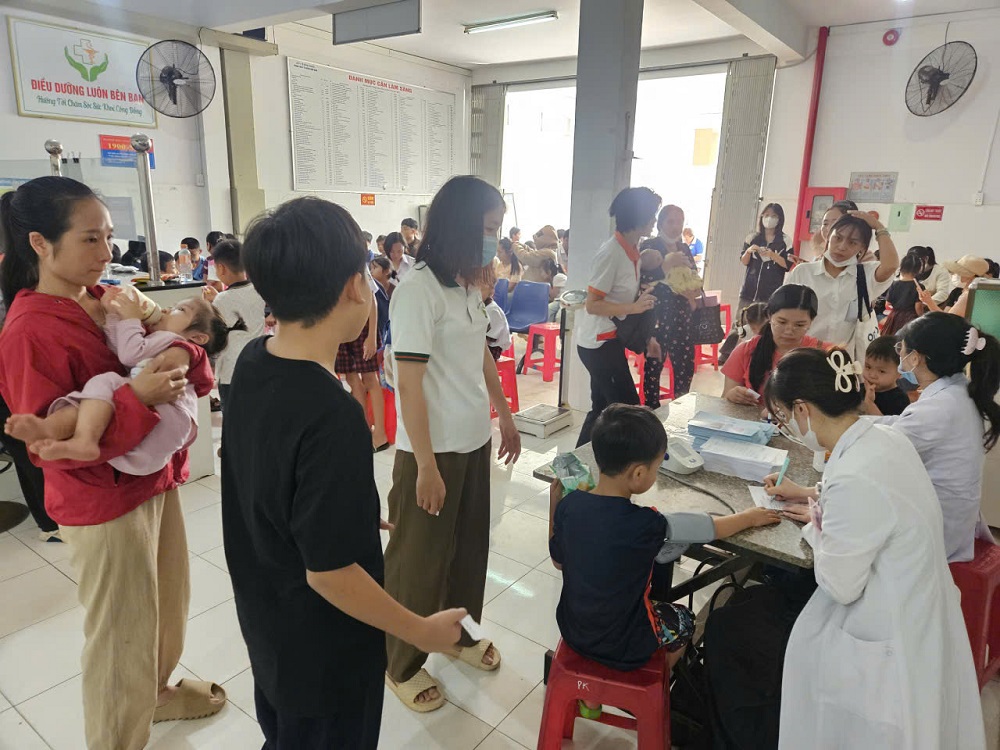 Trẻ em được khám sức khỏe ban đầu trước khi vào tầm soát tim mạch - Ảnh: Quỹ Khởi Sự Từ Tâm