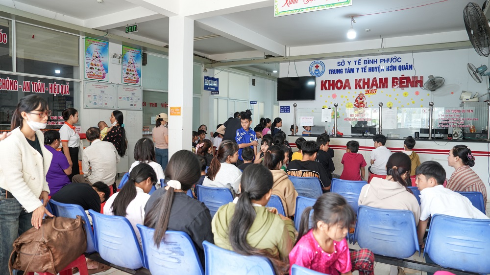 Người dân đến Trung tâm Y tế Khu vực Hớn Quản khám bệnh - Ảnh: Quỹ Khởi Sự Từ Tâm