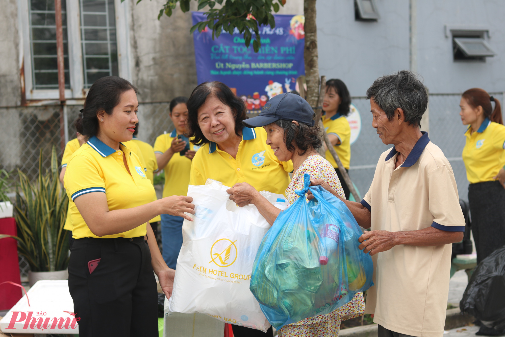 Đại diện các hộ dân ở khu phố 48, phường Thới An mang chai lọ nhựa, bìa cát tông đến ủng hộ mô hình “Ngày Chủ nhật góp yêu thương” của hội - Ảnh: Mẫn Nhi