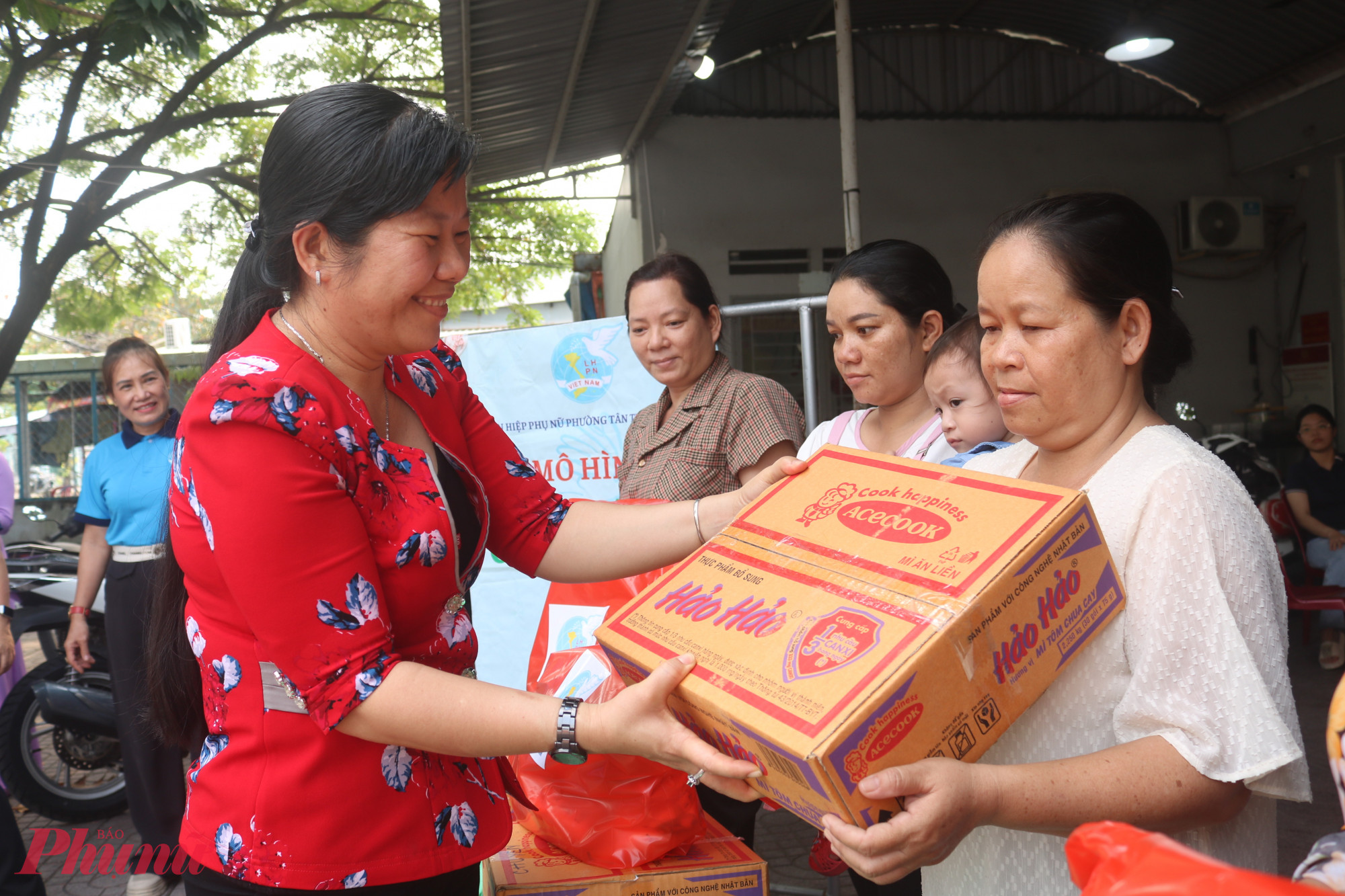Tại “Ngày Chủ nhật góp yêu thương” tuần này, Chi hội Phụ nữ khu phố 38, phường Tân Thới Hiệp tặng 6 phần quà tiếp sức chị em hội viên. Trong ảnh là bà Phạm Thị Mộng Hằng – Phó chủ tịch thường trực Ủy ban MTTQ Việt Nam phường Tân Thới Hiệp, Chủ tịch Hội LHPN phường – trao quà đến các chị - Ảnh: Mẫn Nhi