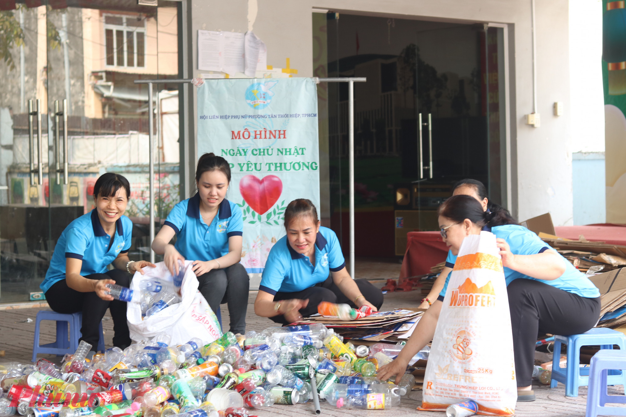 Cán bộ, hội viên Phụ nữ khu phố 38, phường Tân Thới Hiệp tiến hành phân loại phế liệu để bán gây quỹ - Ảnh: Mẫn Nhi