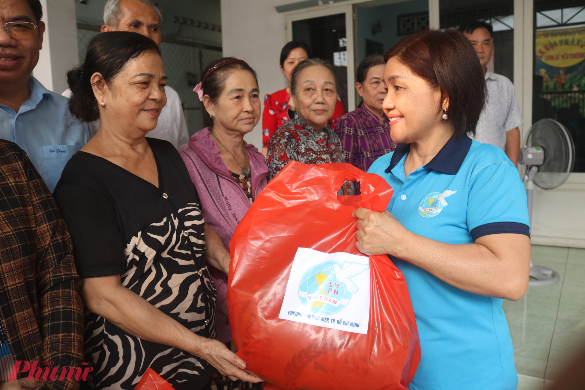 Hoạt động thu gom phế liệu của cụm thi đua 14, phường Tân Thới Hiệp  thường được triển khai tại nhà chị Nguyễn Thị Loan – Chi hội trưởng Chi hội Phụ nữ khu phố 70. Tuần này, chị Loan và các chị em đã góp kinh phí chăm lo 10 phần quà đến hộ hội viên khó khăn - Ảnh: Mẫn Nhi