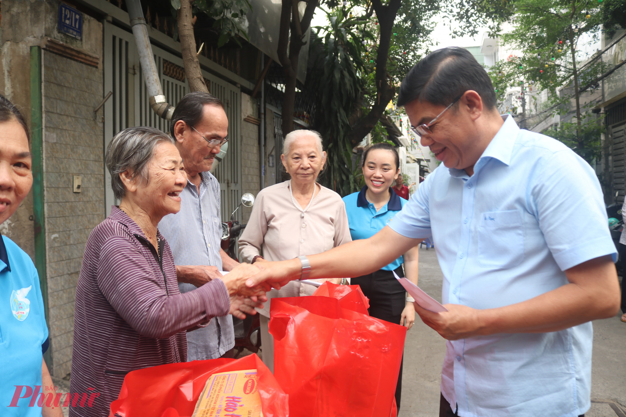 Ông Nguyễn Hữu Hiệp – Phó bí thư Đảng ủy, Chủ tịch UBND phường Tân Thới Hiệp, TPHCM – dự “Ngày Chủ nhật góp yêu thương” của hội và trao quà do các nhà hảo tâm ủng hộ chị em hội viên có hoàn cảnh khó khăn ở khu phố 25  - Ảnh: Mẫn Nhi 
