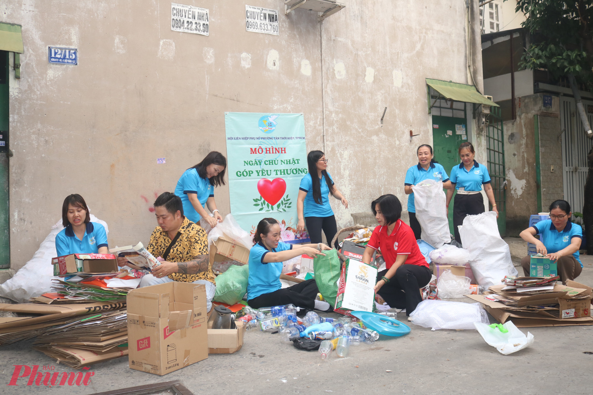 Mô hình “Ngày Chủ nhật góp yêu thương” được cán bộ, hội viên và người dân khu phố 25, phường Tân Thới Hiệp hưởng ứng nhiệt tình - Ảnh: Mẫn Nhi