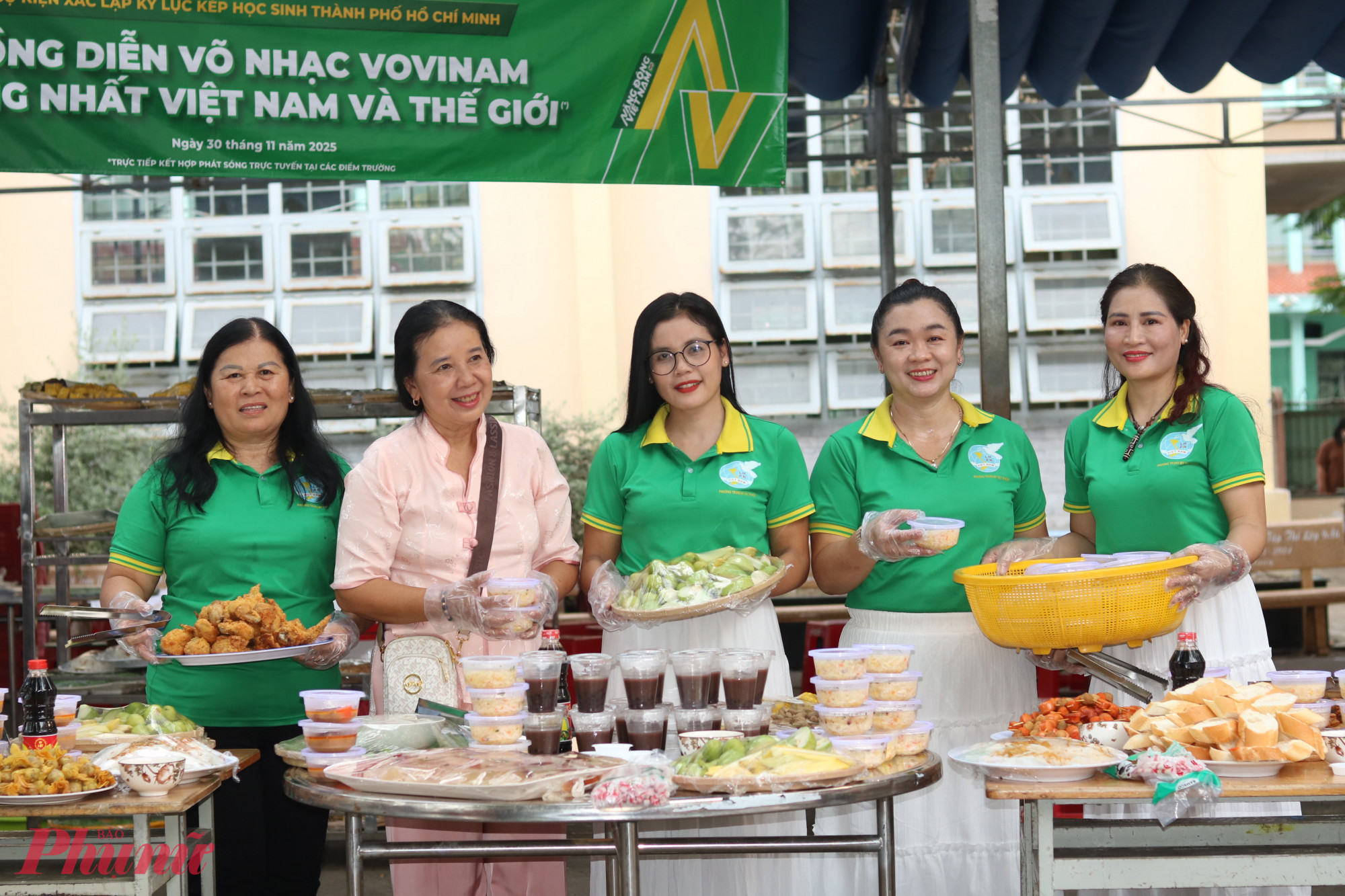 Chị em cùng chuẩn bị các món ăn phục vụ thực khách - Ảnh: Mẫn Nhi