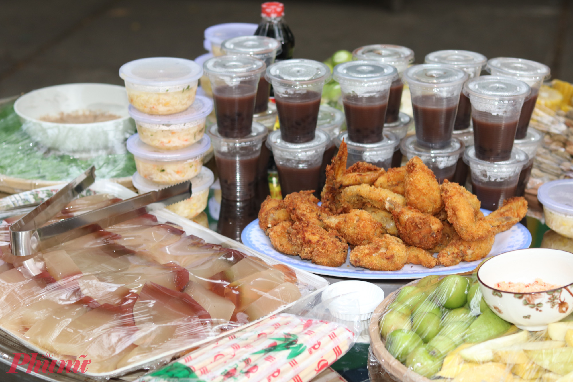 Các món ăn trong tiệc buffet được chuẩn bị chỉn chu, kỹ lưỡng -  Ảnh: Mẫn Nhi