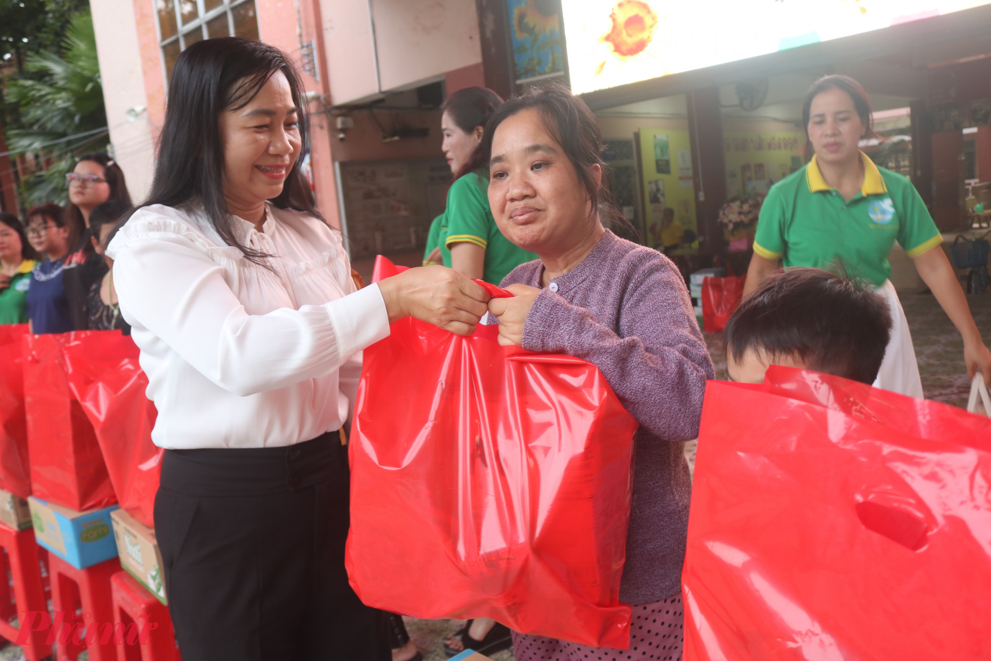 Bà Nguyễn Thị Kim Cúc – Chủ tịch Ủy ban MTTQ Việt Nam phường Trung Mỹ Tây – trao quà đến các dì, các chị - Ảnh: Mẫn Nhi