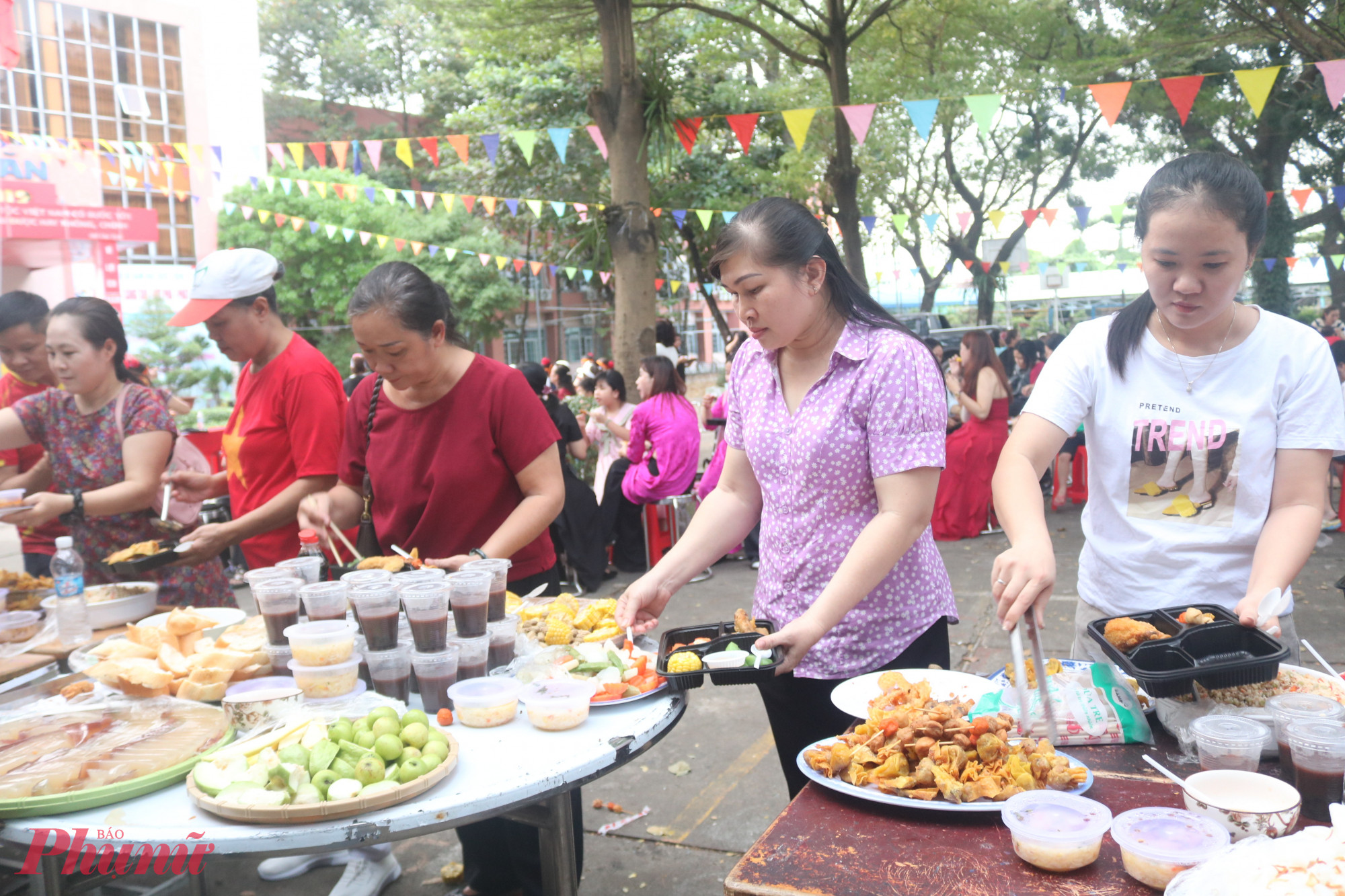 Người dân đến ủng hộ hoạt động ý nghĩa của hội  - Ảnh: Mẫn Nhi