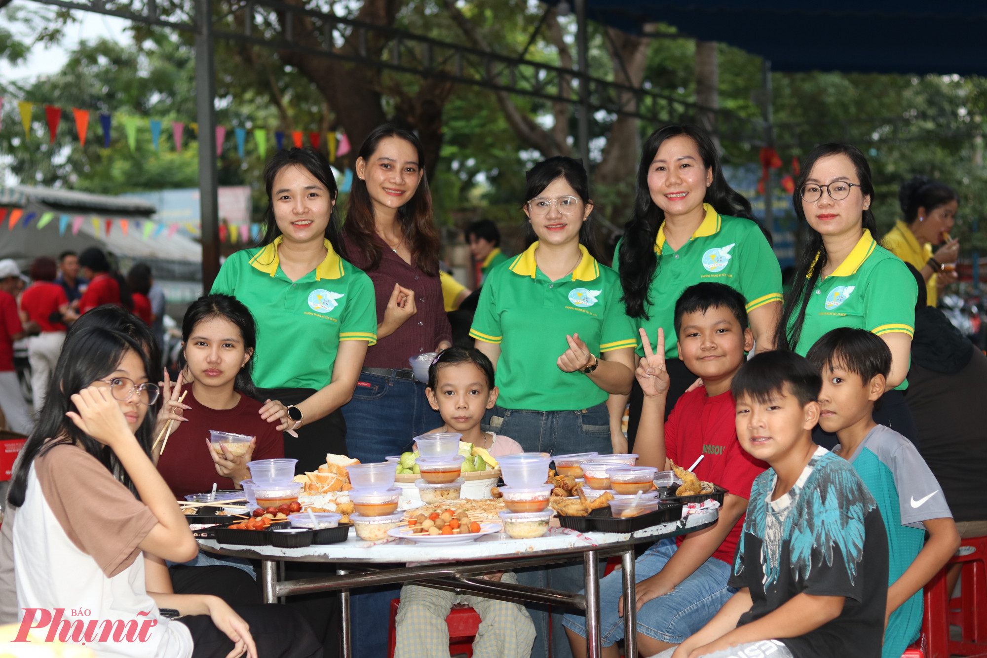 Bàn tiệc được Hội LHPN phường chuẩn bị dành cho các em nhỏ - Ảnh: Mẫn Nhi