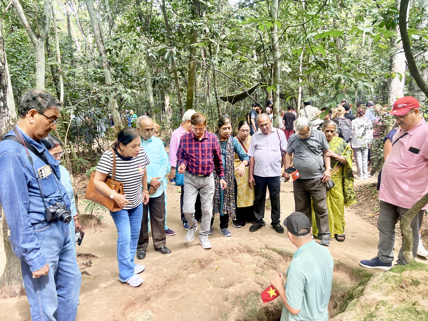 Đoàn du khách Ấn Độ đến TPHCM tham quan địa đạo Củ Chi