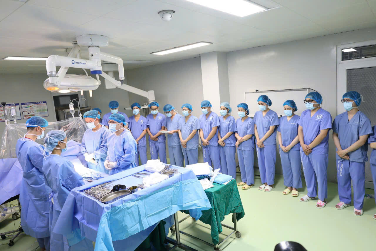 Các y, bác sĩ cúi đầu tri ân nghĩa cử hiến tạng cao đẹp của bệnh nhân và gia đình - ảnh: Trương Tĩnh