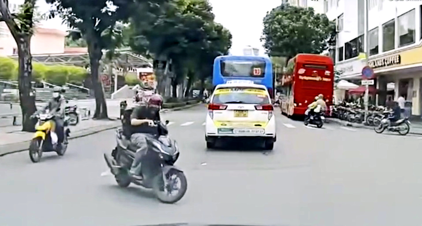 Hành động cúi đầu cảm ơn được xem là khoảnh khắc đẹp đang ngày càng dễ dàng bắt gặp ở TPHCM - Ảnh cắt từ clip