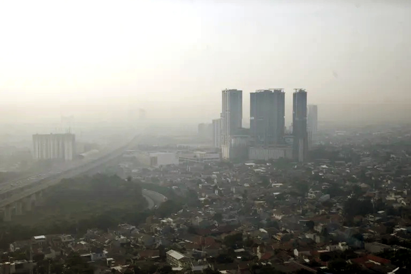 Bầu trời Bekasi, một thành phố công nghiệp nằm cách trung tâm Jakarta (Indonesia) 22km, bị ô nhiễm  - ẢNH MINH HỌA: ADITYA IRAWAN (Getty Images)