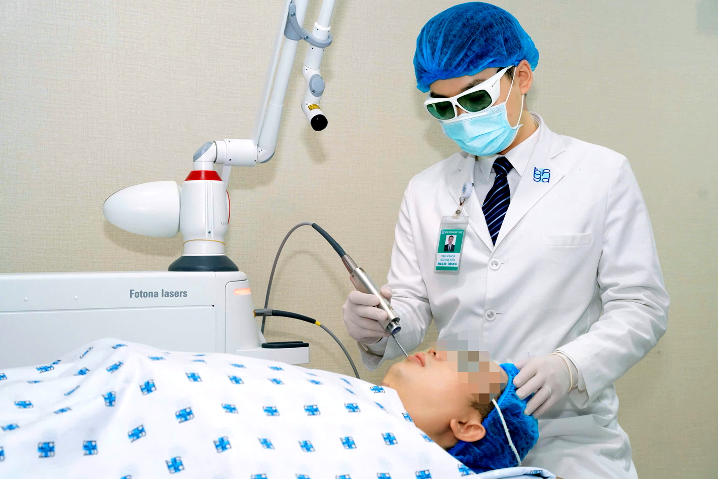 Bác sĩ Ngô Anh Tuấn đang trị liệu da cho bệnh nhân - ẢNH: M.T.