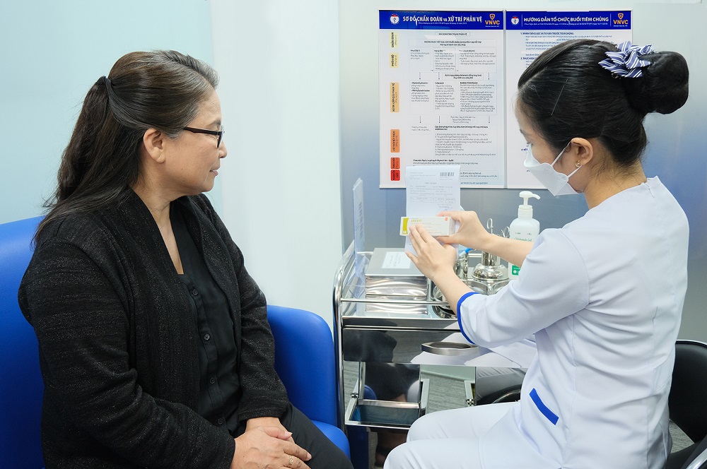 BS Bạch Thị Chính - Giám đốc Y khoa Hệ thống Tiêm chủng VNVC, chuyên gia trong lĩnh vực y tế dự phòng là một trong những người đầu tiên tại Việt Nam tiêm vắc xin RSV dành cho người lớn - Ảnh: Nhân Lê