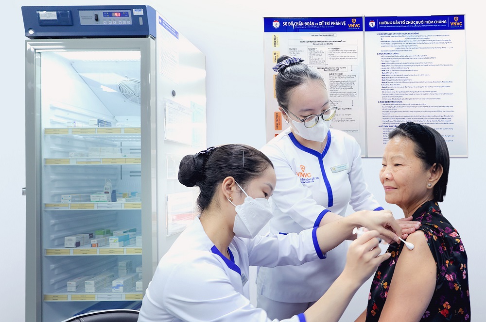 Hệ thống Tiêm chủng VNVC ghi nhận nhiều người cao tuổi, có bệnh nền tiêm vắc xin RSV của GSK trong ngày đầu tiên ra mắt - Ảnh: Nhân Lê