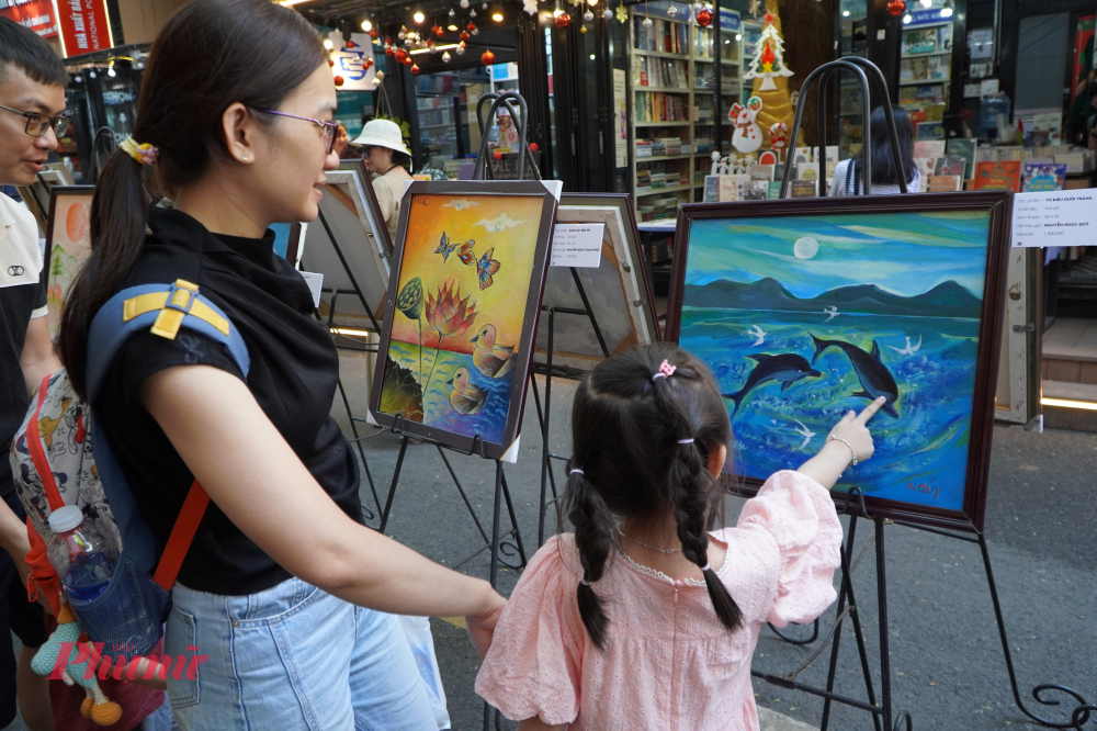 Nhiều tác phẩm thu hút sự hững thú và tò mò của các em nhỏ